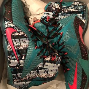 LEBRON XII XMAS